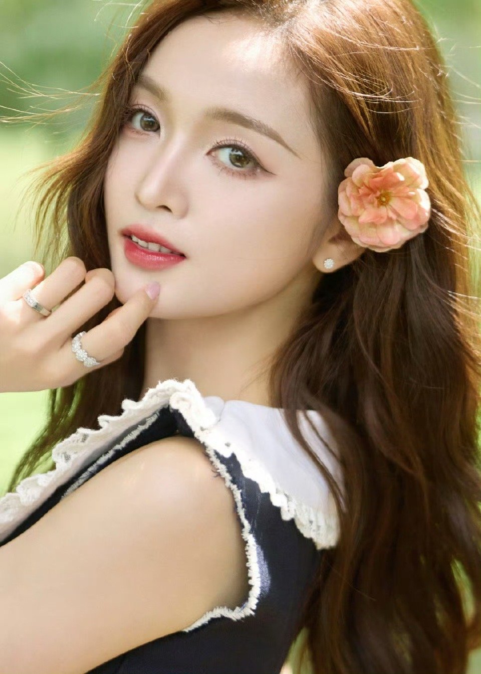 吴宣仪蓝裙look吴宣仪五四晚会造型，蓝裙白领少女感十足～甜甜的五选一宝贝央视五