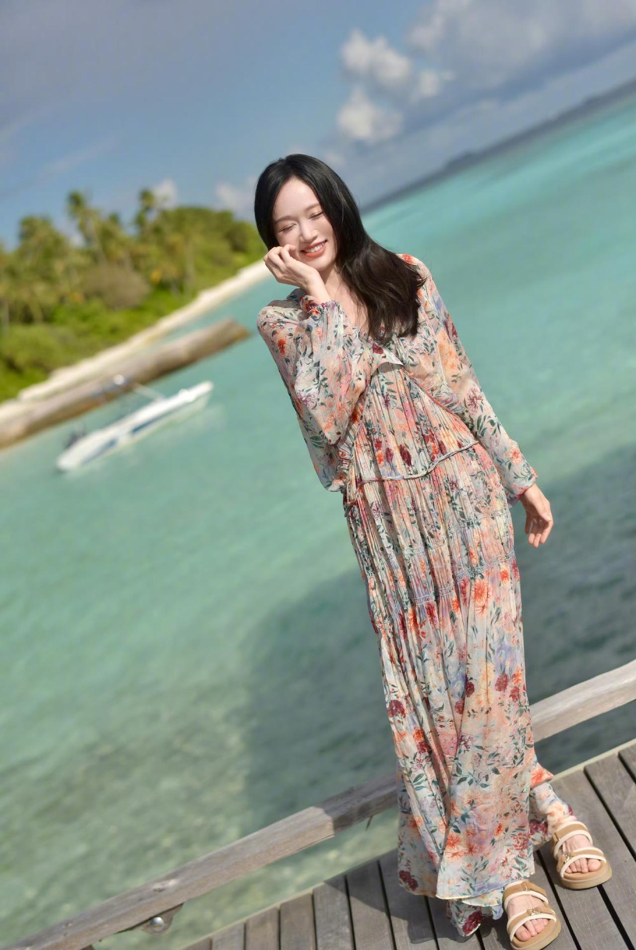 陈乔恩
喜欢你是陈乔恩
你在马尔代夫
穿印花裙的样子好美啊
岂止浪漫那么简单
更