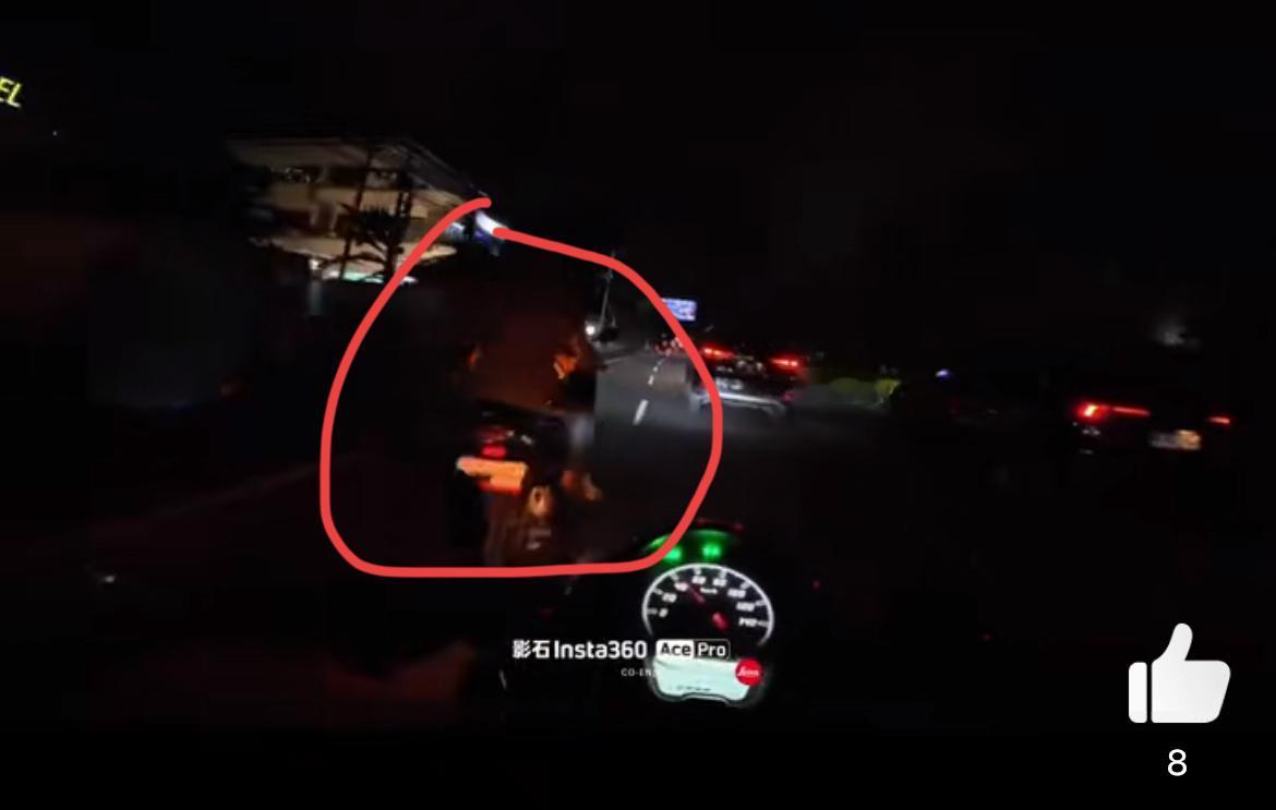 中国小伙夜骑印尼巴厘岛，嘚瑟不到一秒钟，苹果手机连支架一起被飞车党摘走，这就是旅