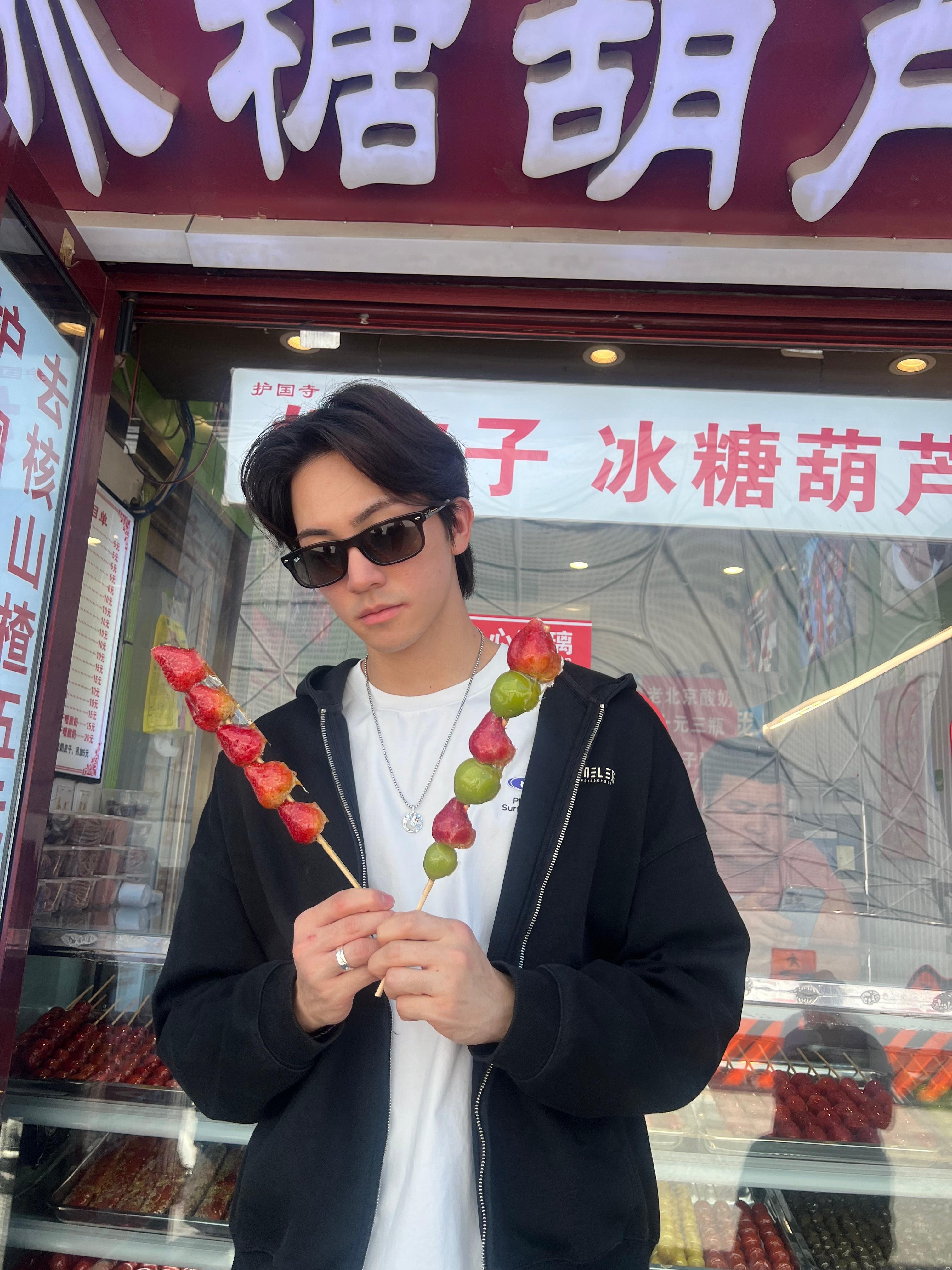 好恼火啊土得像看不懂中文在红旗超市门口打卡的外国佬 ​​​