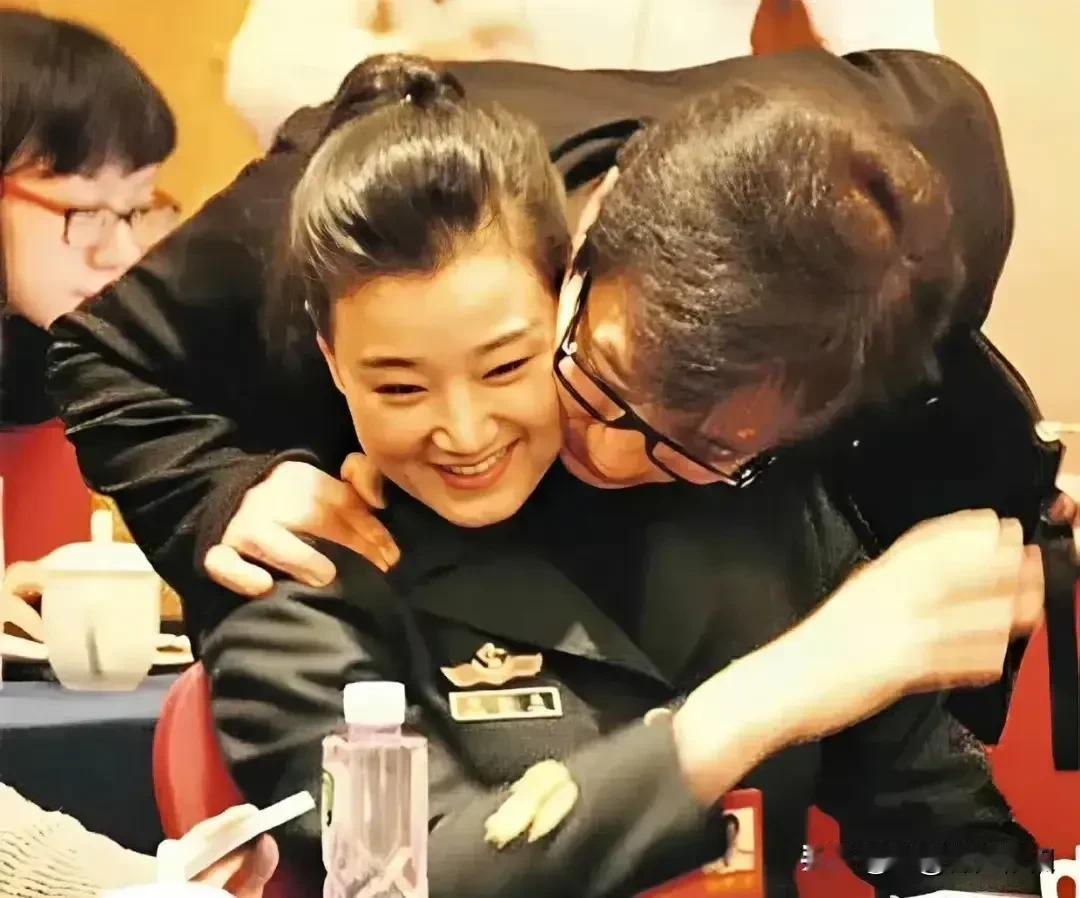 这个女的是歌唱家宋祖英吧！这个戴眼镜的男士是谁？光天化日之下如此无礼！