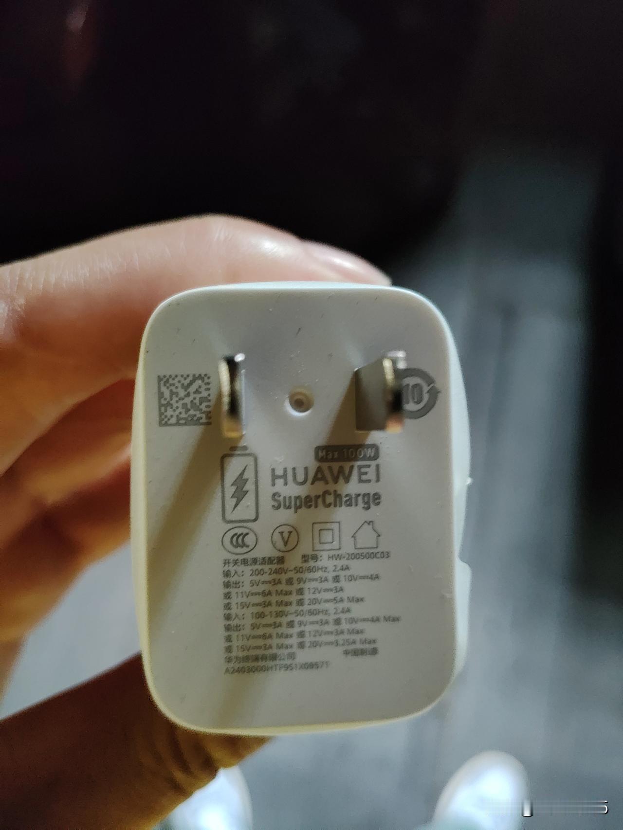今天又来吹果子吹了，买个手机不配充电头把你优越的不行，买个大几近万的手机，买个原