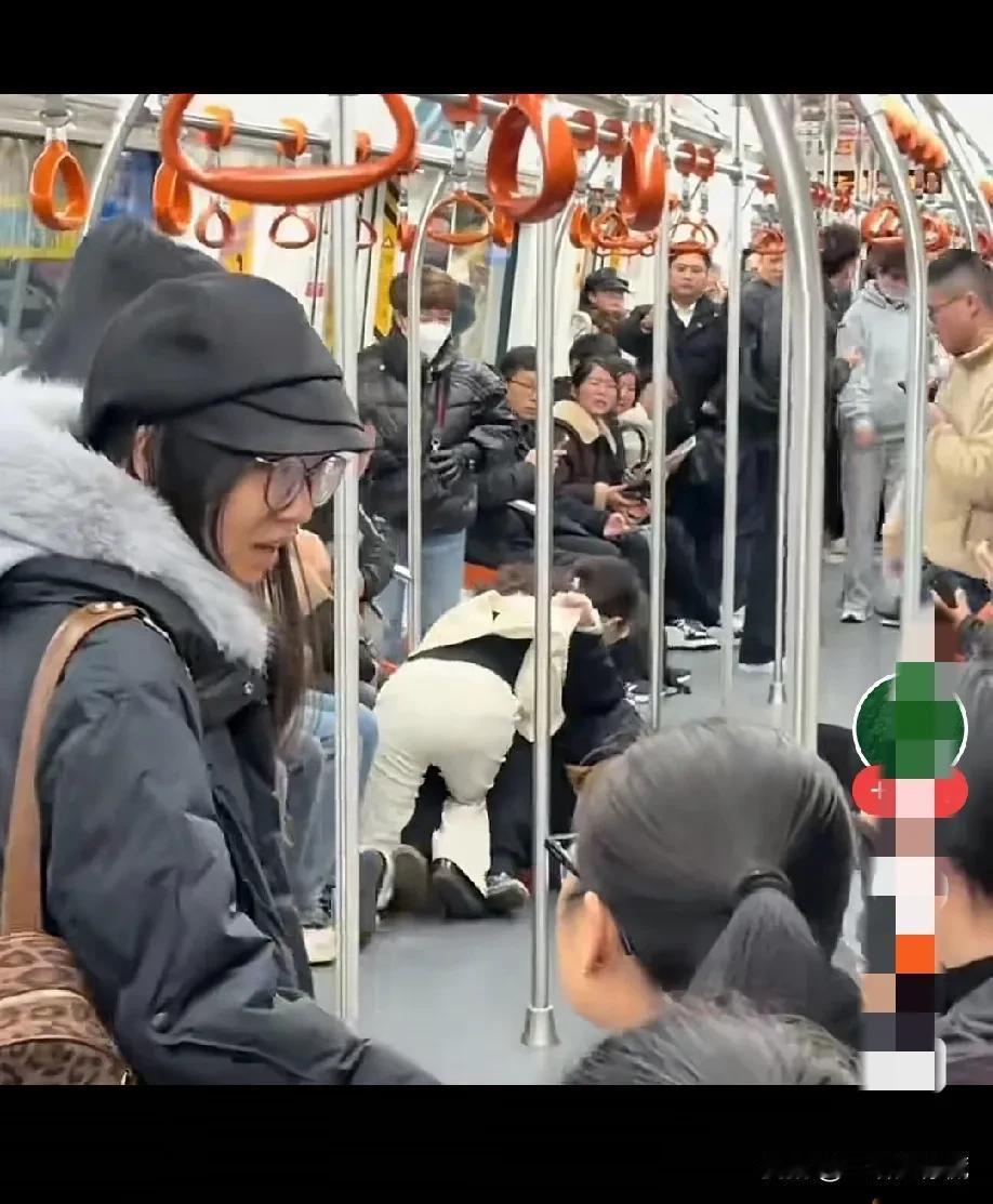 这，才是最让人心寒的一幕吧。

地铁上俩女的打起来了，孩子拼命护着妈妈，让妈妈快