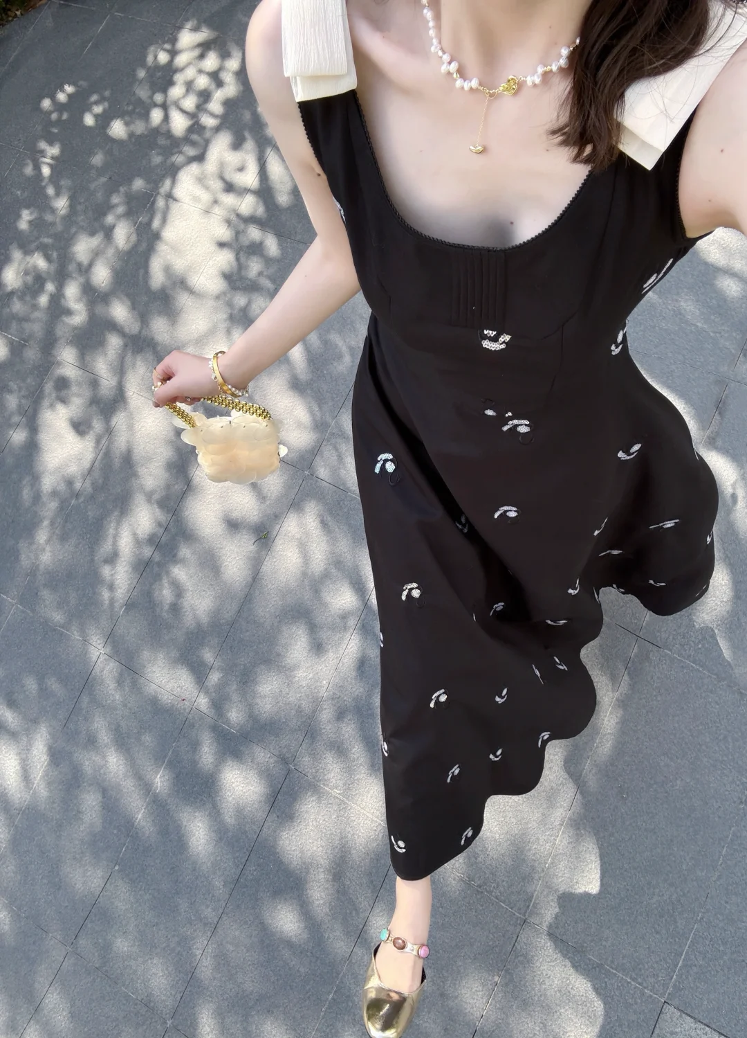 我的本命小黑裙！五一聚会这样穿低调又好看！