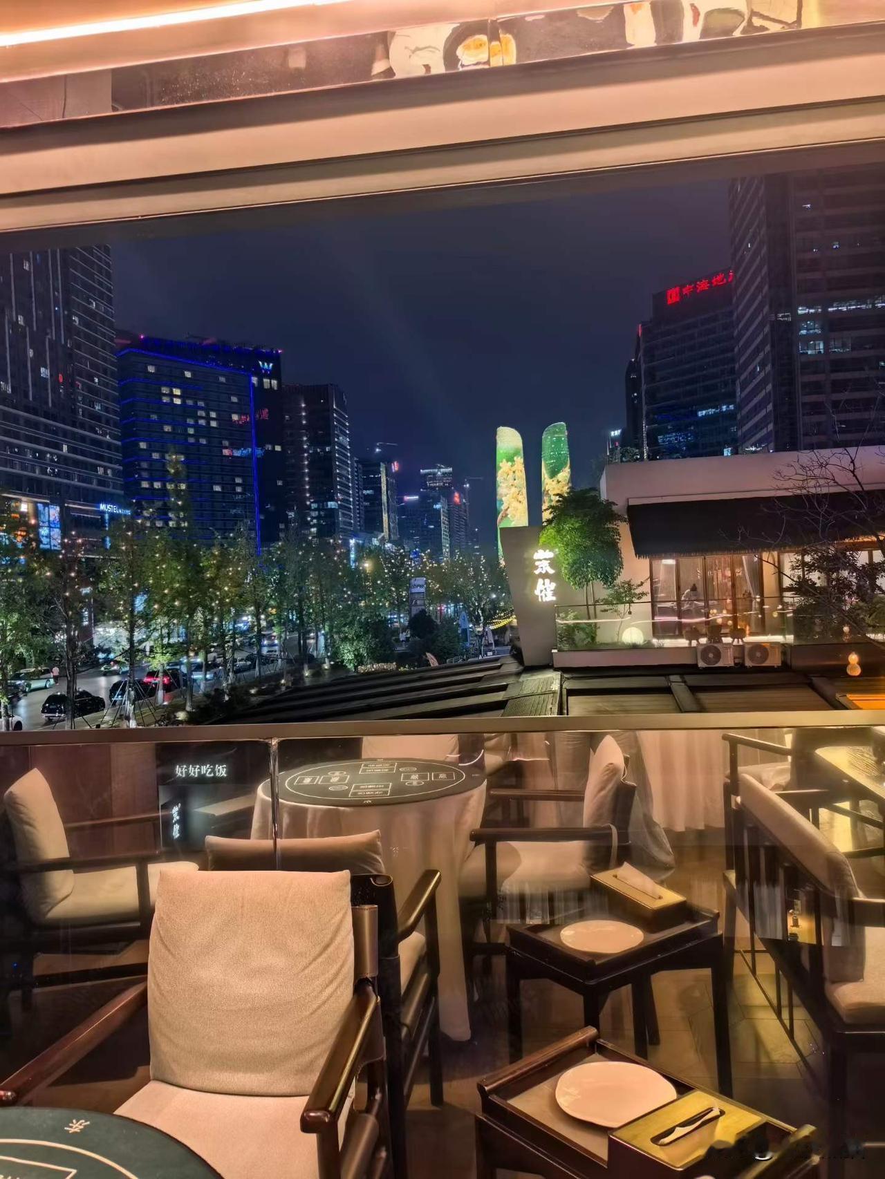 城市晚风，烟火食光🌃
相聚龙鲤小院，品味精致川味，
仪式感与人间烟火，皆在此相