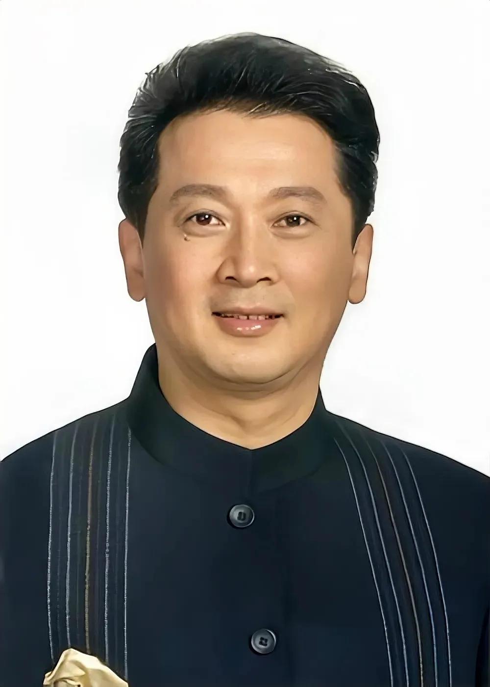 郁钧剑，一级演员，享受国务院特殊津贴，现任中国东盟艺术学院院长，是国内外多所大学