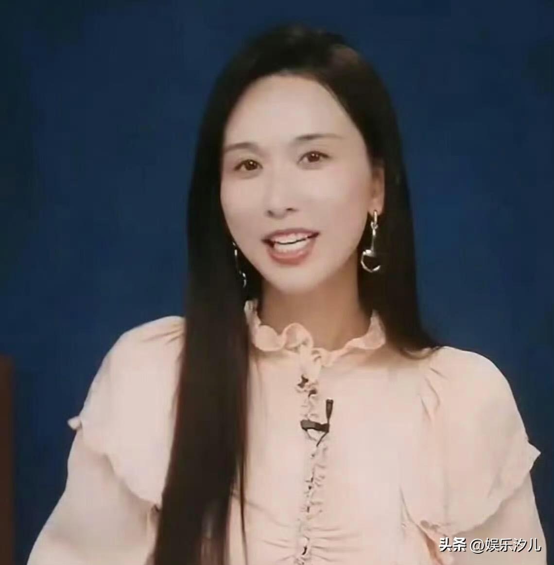 林志玲近照状态


林志玲最新活动近照曝光，粉色荷叶边上衣搭配标志性长发，笑容温