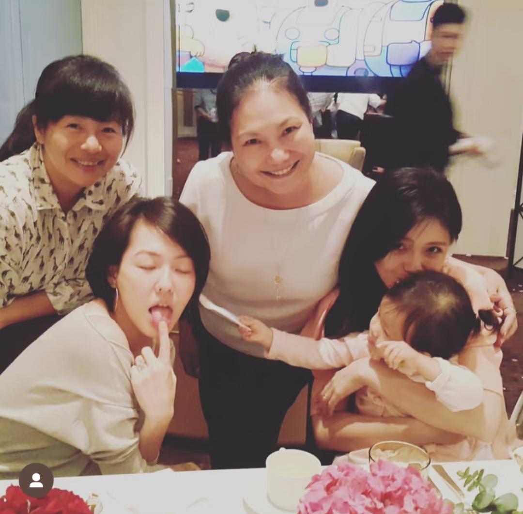 我倒觉得，不管和谁结婚后，不管男方女方，都该先顾好自己的小家，不要让其他家里人一