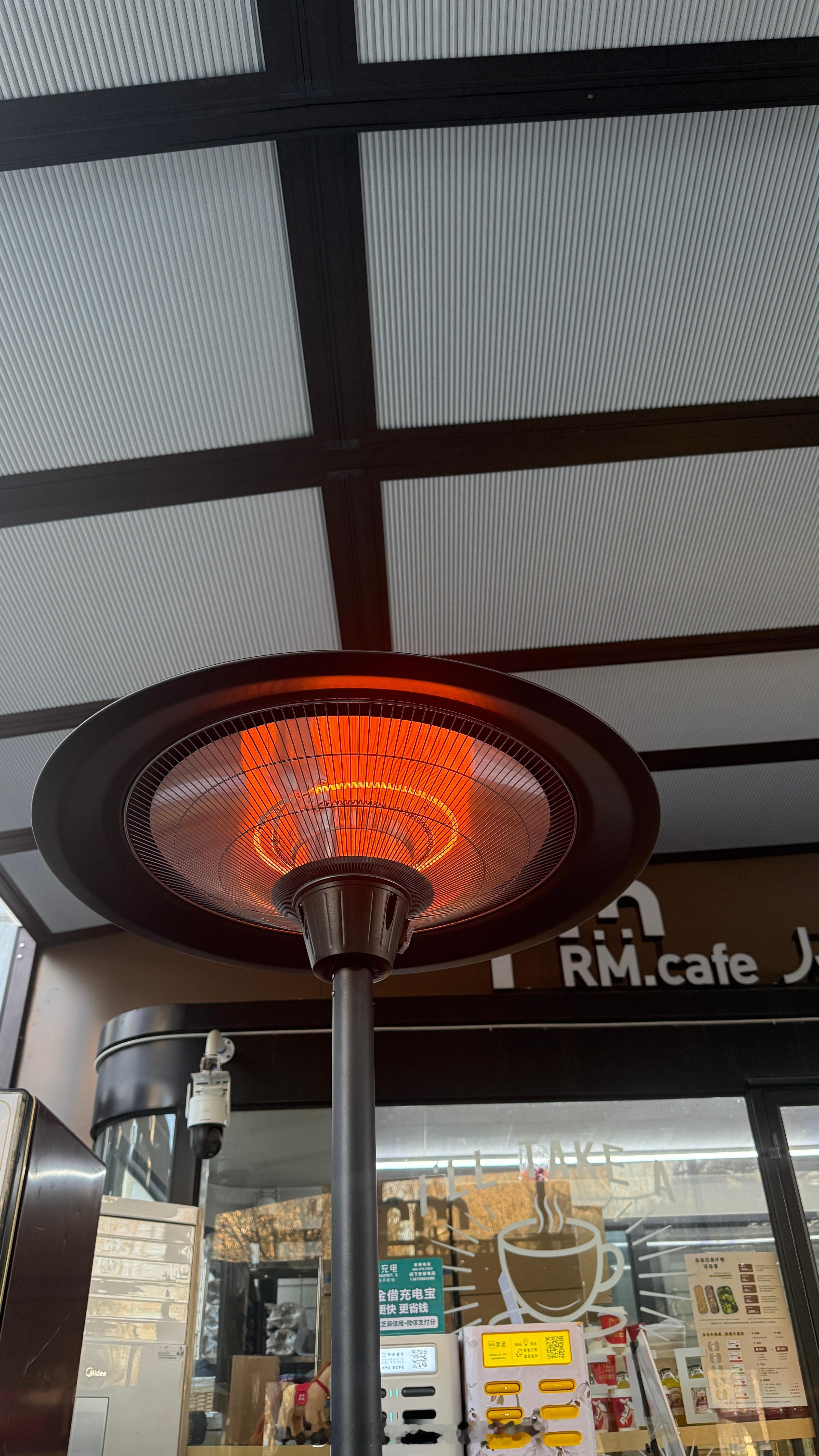 老公没我这么紧张，下午等着的时候他还喝咖啡，我旁边超市买了个玉米汁喝，酸了，很难