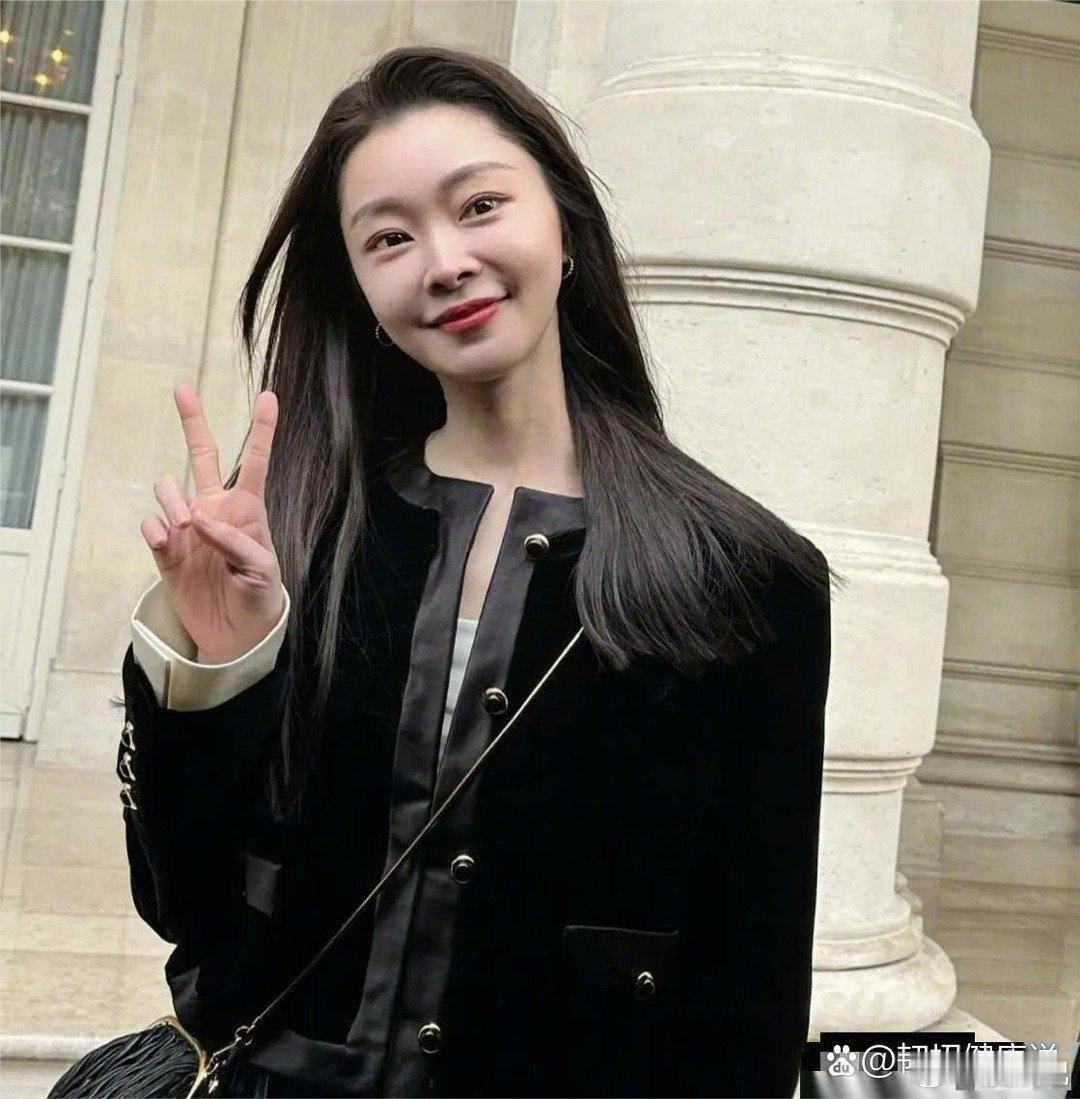 宋轶身着黑色短款外套，搭配白色内搭和蓝色修身牛仔裤，简约时尚 