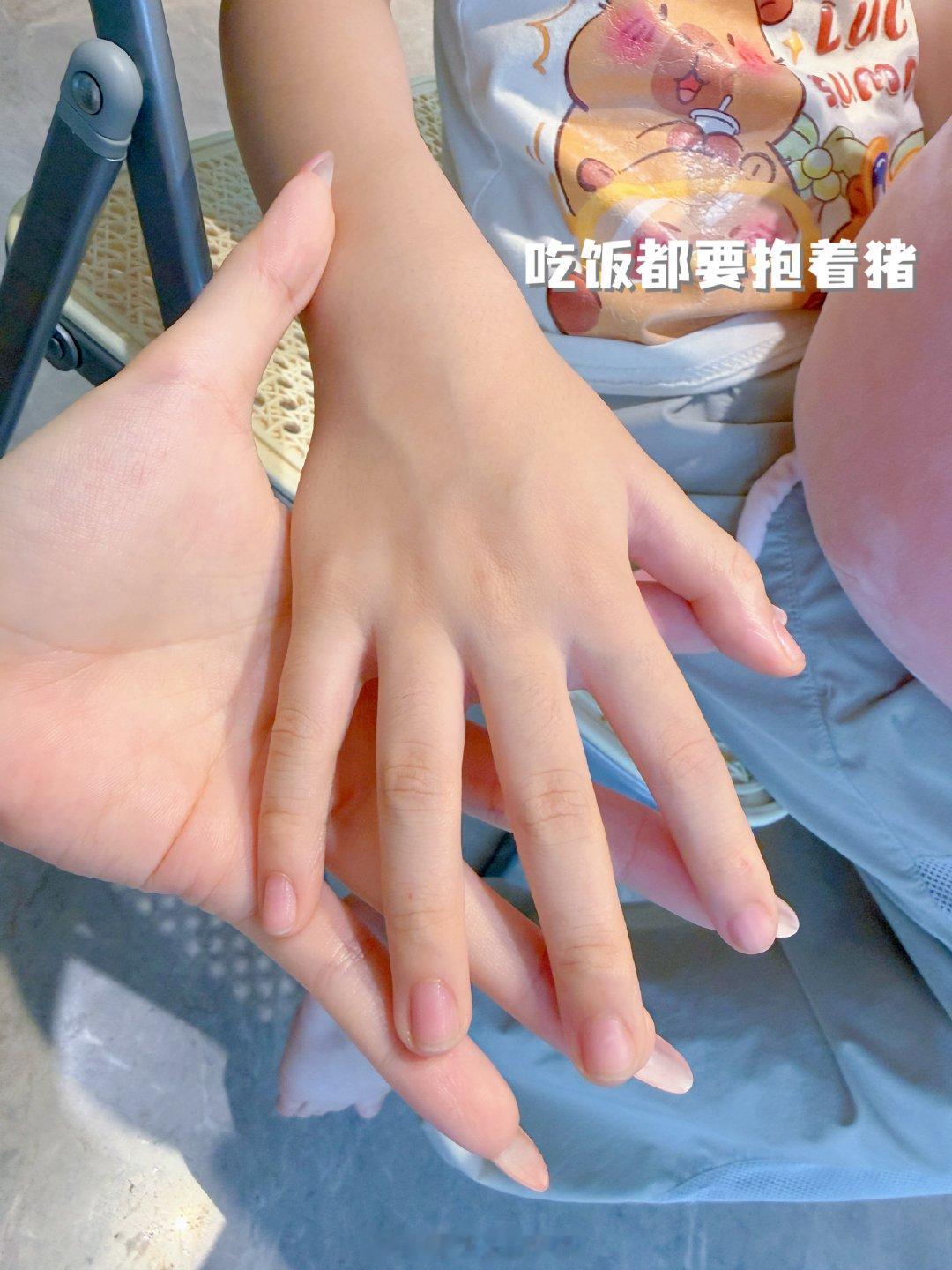 大大的头，圆圆的肚子，圆圆的脚，伸出一双长长的手