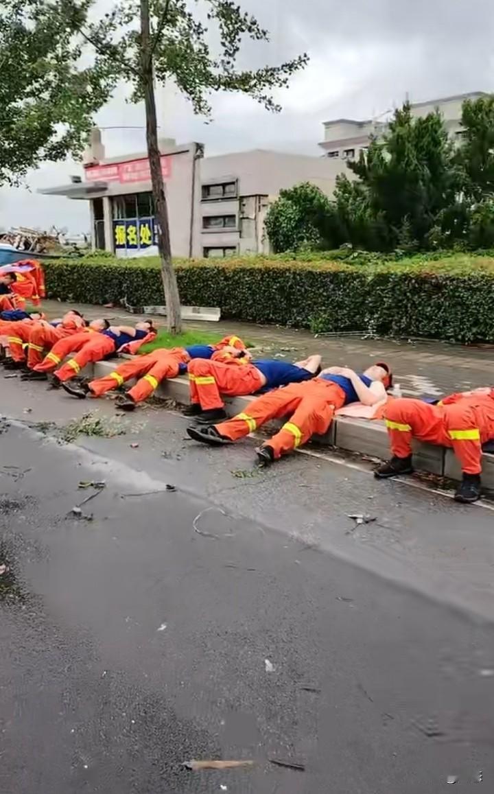 广西洪灾牵动全国人民的心，消防员作为救援的主要力量，看到他们就地而休息，心里面有