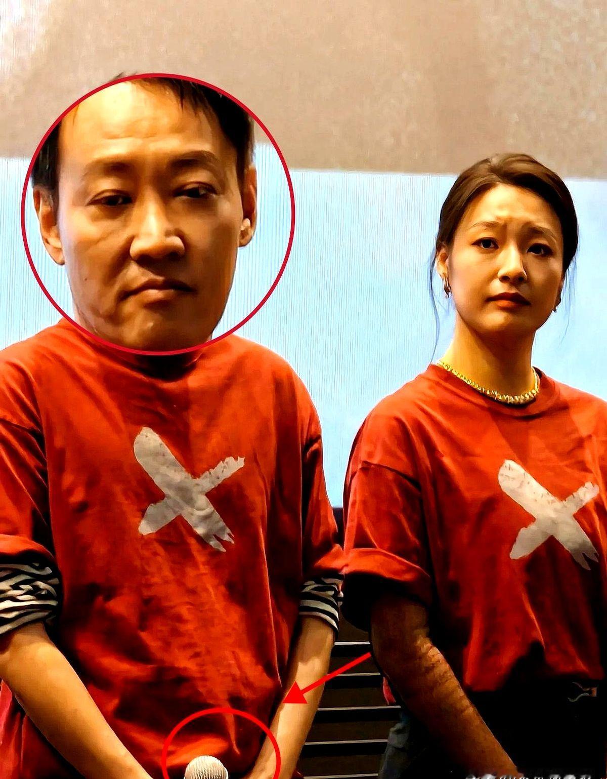 4月24日《大风沙》路演现场，辛柏青被记者突然cue到朱媛媛时，那个低头摸鼻子的