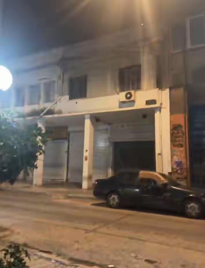 在雅典被抢手机，劫匪还带着枪，救我的居然是个巴基斯坦人。

他说了一句话，我记一