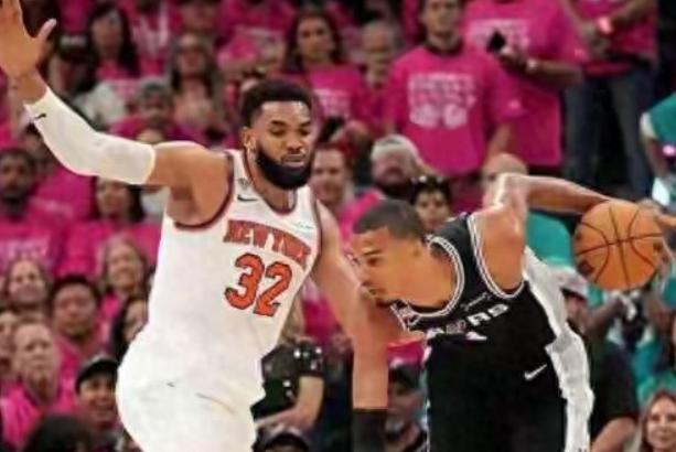NBA总决赛，马刺主场对阵尼克斯的第二场比赛中，出现了非常奇葩的一幕。首发控卫福