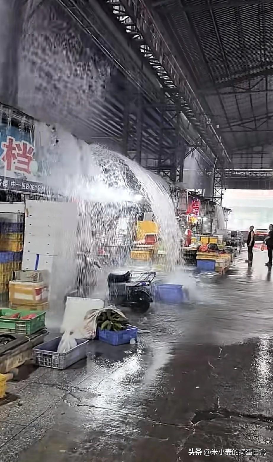 佛山这暴雨，把农贸市场直接变成了“水帘洞”
 
——暴雨直接从市场顶棚灌下来，水