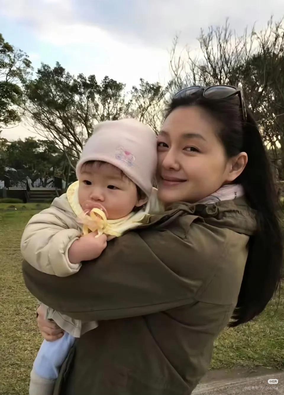 我又重新去完大s 写的《老娘驾到》，她和汪那个时候很恩爱，她也好爱她的小玥儿，感