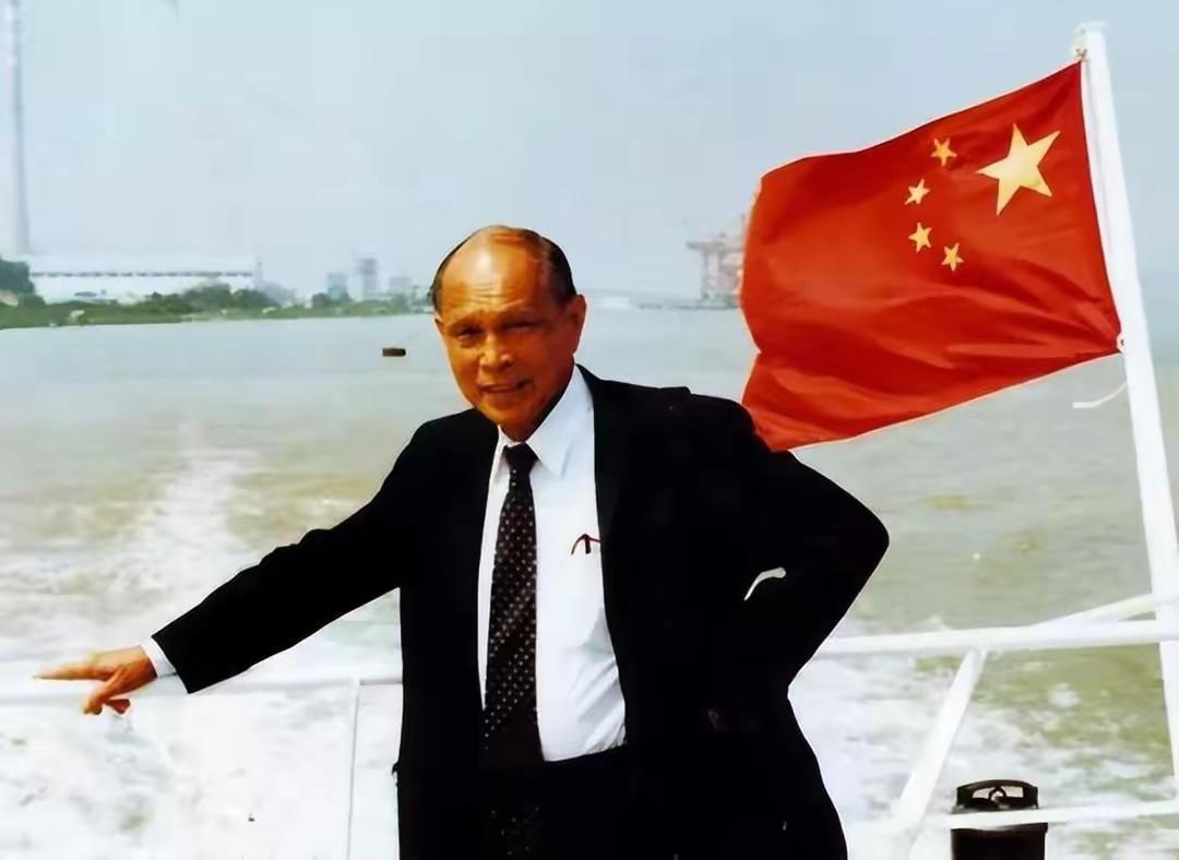 1950年，霍英东去澳门追查遭劫物资，可他刚到澳门码头就被海盗用枪顶头:“再嚷嚷
