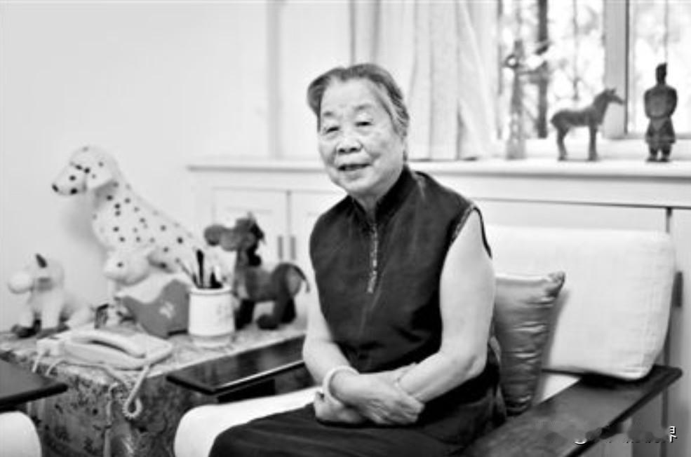 林徽因去世7年后，61岁的梁思成娶了小自己27岁的林洙。据说，林洙趁梁思成不在家