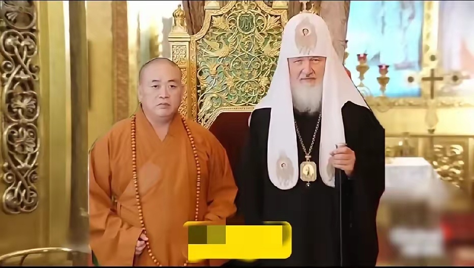 2013年，释永信率团访问俄罗斯，与俄罗斯东正教大牧首基里尔会面时的留影，当时释