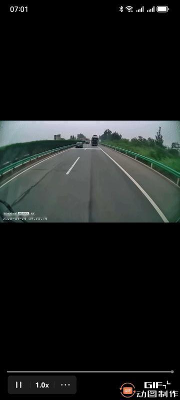 高速路上车速这么快，前车说停就停，而且这条道路是白实线，是不允许变更车道的，更不
