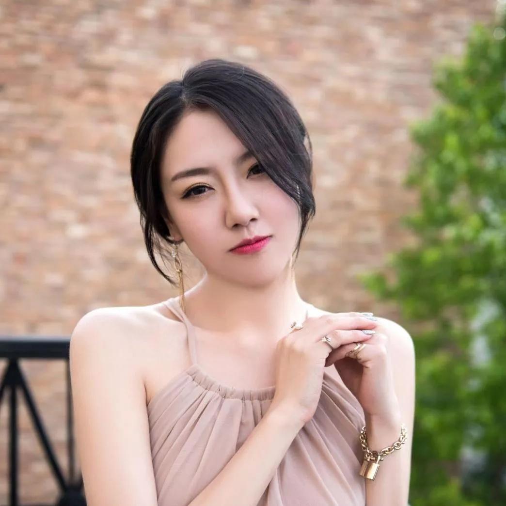 优雅气质少女，粉色连衣裙搭配金色饰品，复古优雅。浅粉色裙子 粉色系带连衣裙 紫色