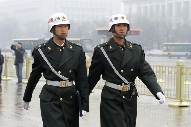 新兵连团纠察队来挑新兵的时候，新兵连连长让我去厕所躲起来了，纠察队队长问连长，你