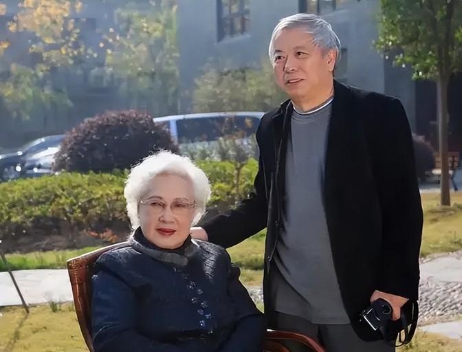 1938年，16岁的秦怡被26岁的陈天国骗到山顶，还威胁她，不同意交往就跳崖。秦