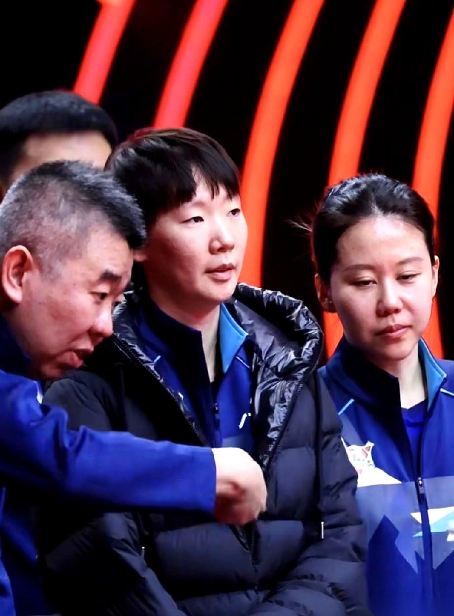 我得缓一缓。
谁敢信啊？国乒主力焊死的“铜钱组合”，就这么……被俩小孩儿3比0给