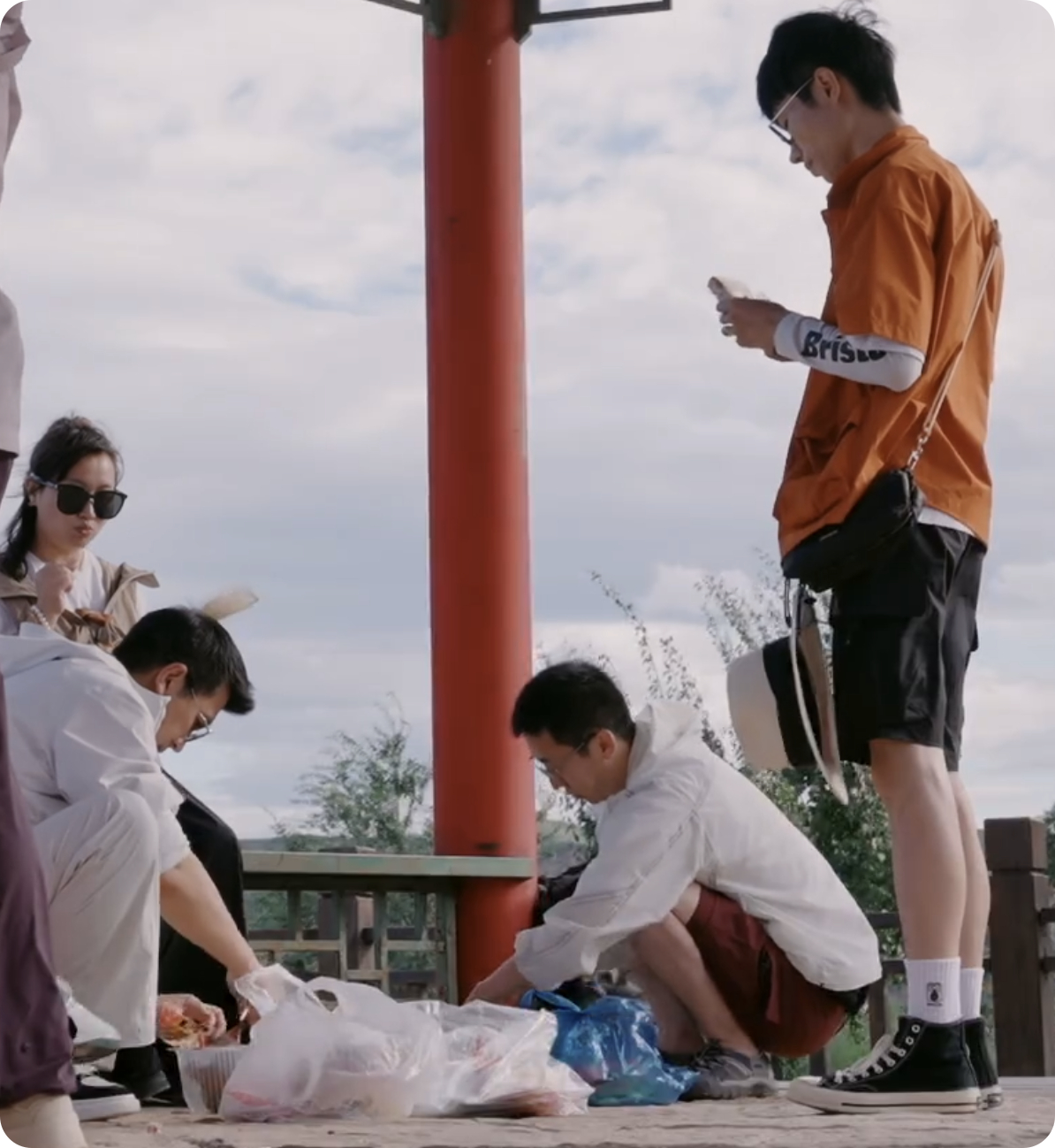 麦老佛爷的压迫力！世界名画：三个男的围着她伺候。杨子自己没吃，先掰了个鸡爪给麦琳