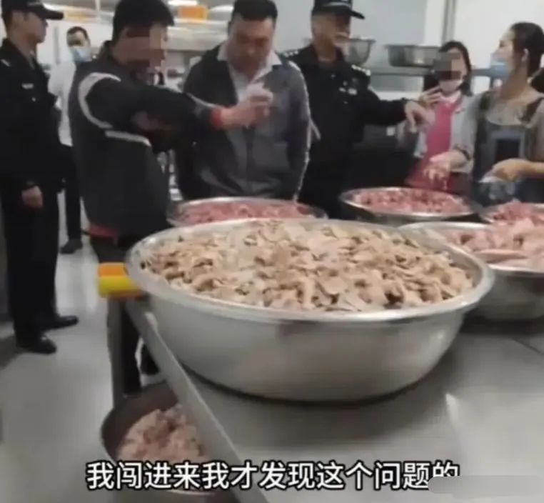 云南中学“臭肉” 学校董事长，如此傲慢！这两天，学校食堂“臭肉事件”再起波澜。我