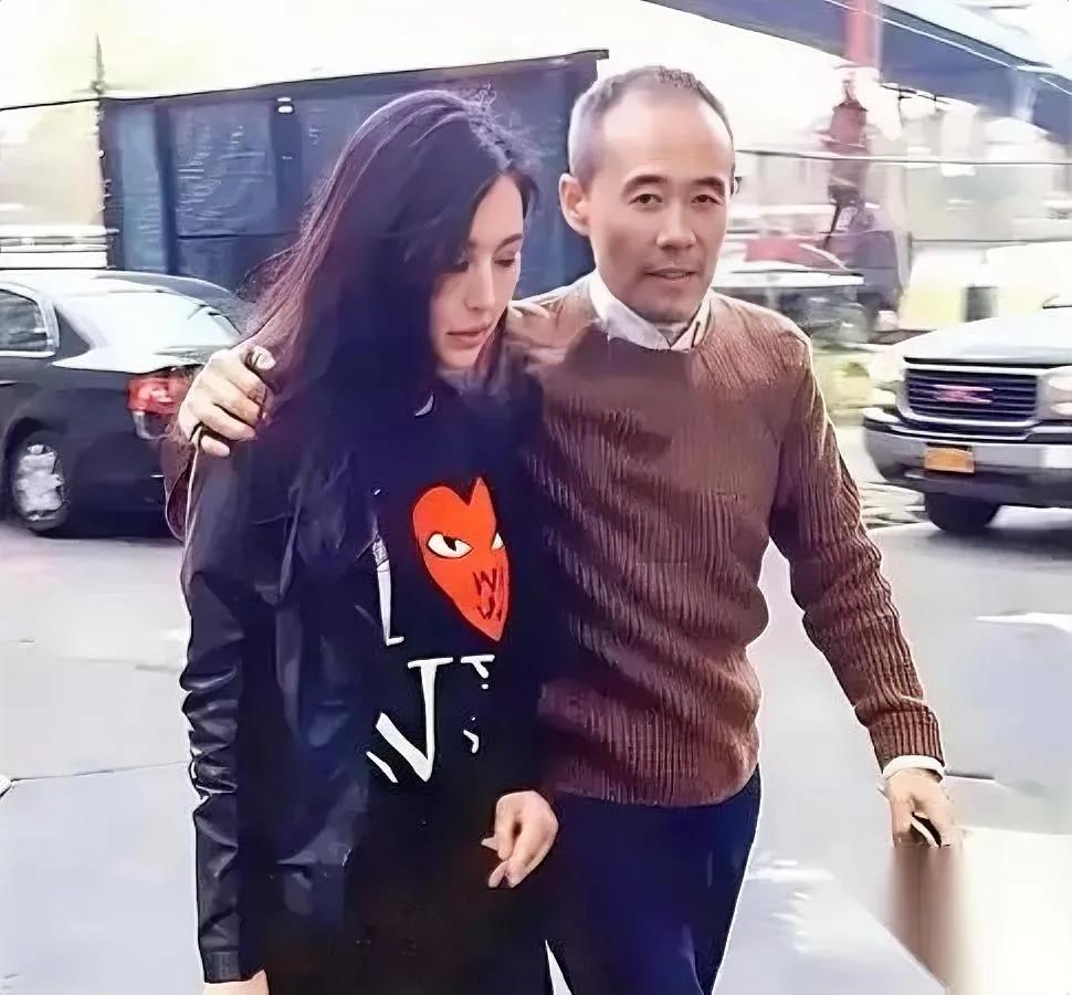 田朴珺深夜道歉了

评论区却吵翻了天

视频里她素衣淡妆，低头说曾把别人的好当成