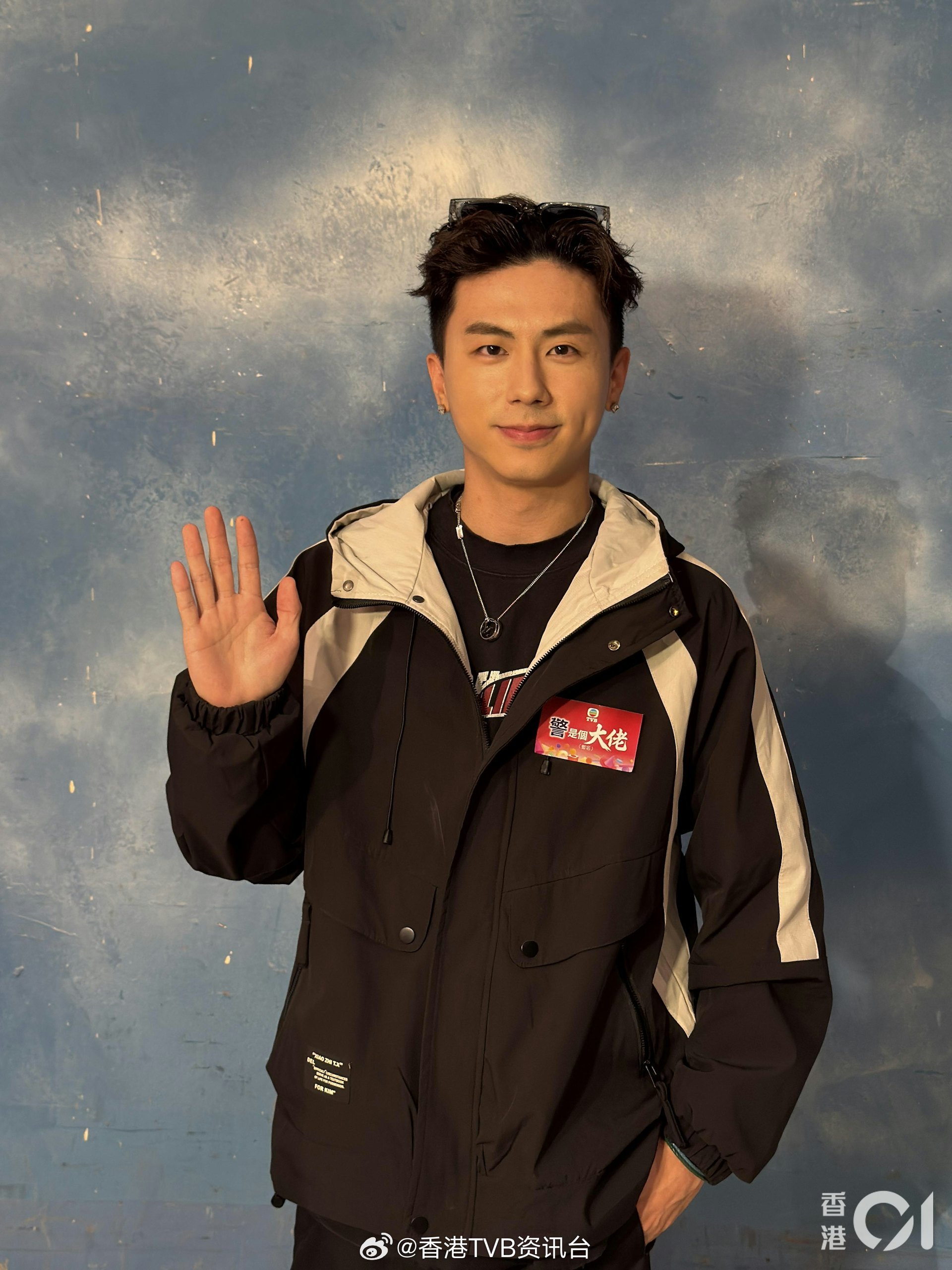 丘梓谦获谢霆锋“表哥”鼓励闯乐坛 亲解与美女车模关系：我中文不好“葱头”丘梓谦昨