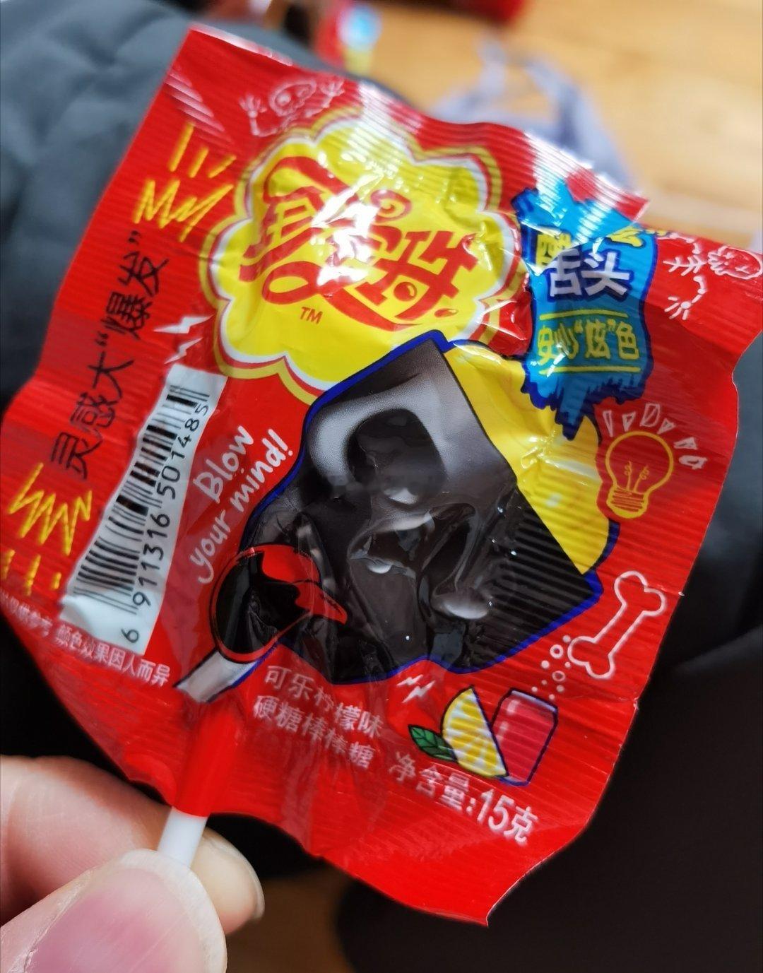 我女儿在学校门口小卖店买了这种“骷髅造型，脑浆爆出”的糖果，吃完这种糖果还能把舌