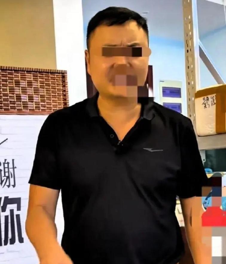 5月24日报道，云南昆明一对夫妻闹离婚，让民政局里围观的群众大跌眼镜。丈夫月薪一