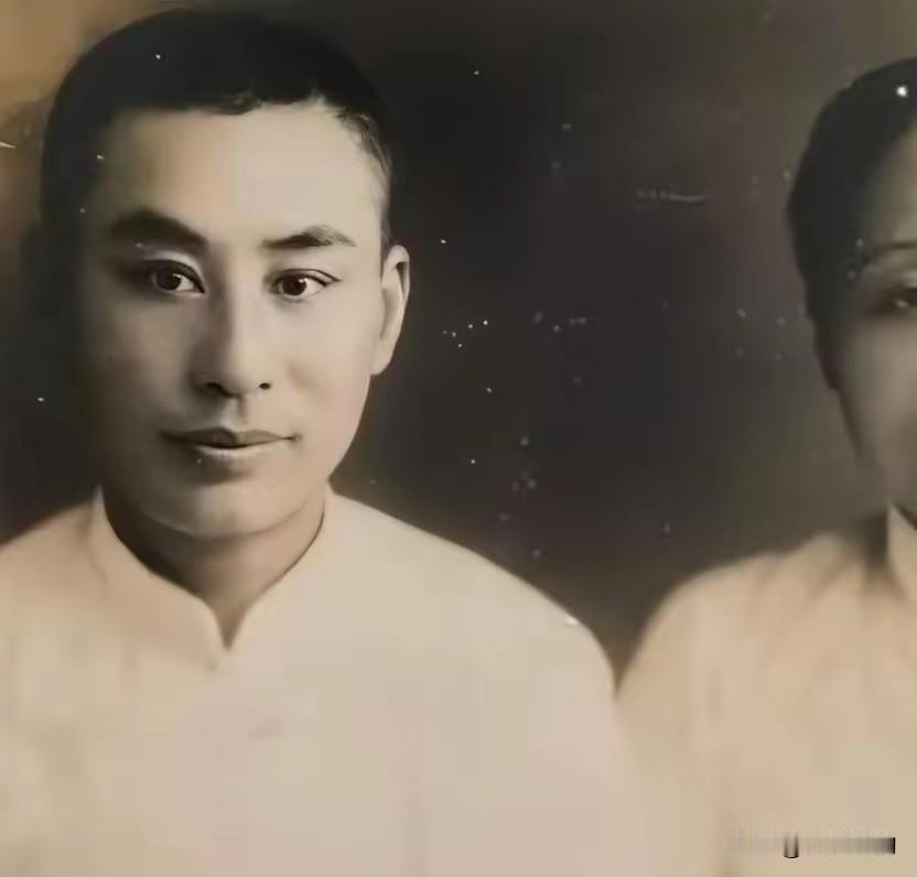 1916年，叶圣陶迎娶了未曾谋面的妻子，洞房夜，两人第一次见面，他用颤抖的手，掀