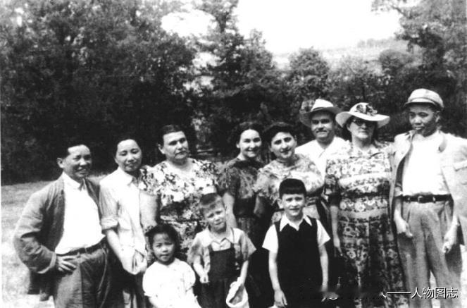 朱良才与苏联顾问及其家人们。左一为朱良才，左二为李开芬，右一为韩伟。