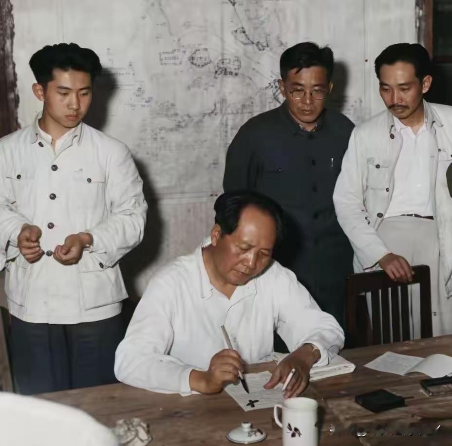 赤胆忠心为革命，全心全意为人民！这才是真正的家国信仰
 
短短两行诗句，字字铿锵