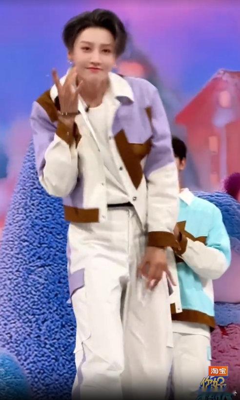 瞧刘雨昕《淘里淘气》领舞直拍，干脆动作似灵动的舞者，俏皮神态超甜美，舞台因她而绚