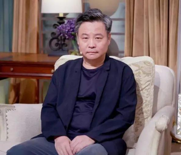 余华说话是很实在的，
他说别想着去走宅门，
要走人人都走的宽阔的大路，
不要以为