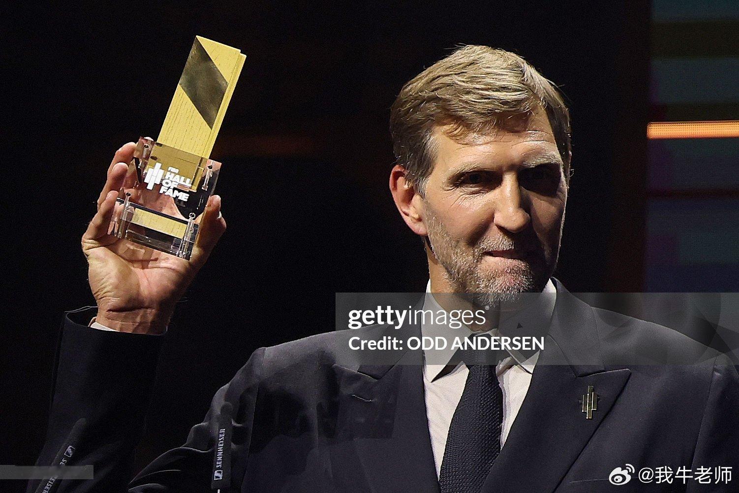 MFFL 诺维茨基在国际篮联名人堂仪式上的一些照片。诺维茨基正式进入国际篮联名人