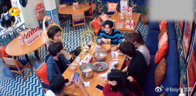 丁禹兮捧场又不浪费粮食中餐厅 家人们谁懂啊！丁禹兮在中餐厅狂炫，先是一碗，看到锅