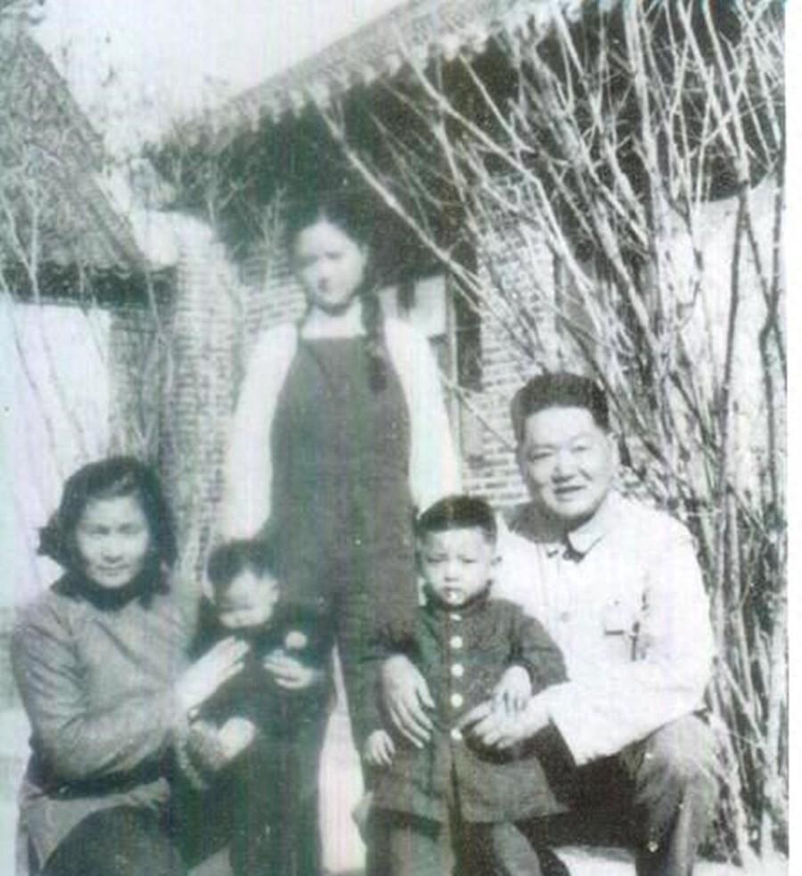 1946年罗炳辉因故离世，他最后一张全家福成绝影，随后敌人竟毁墓掘尸，令人唏嘘！