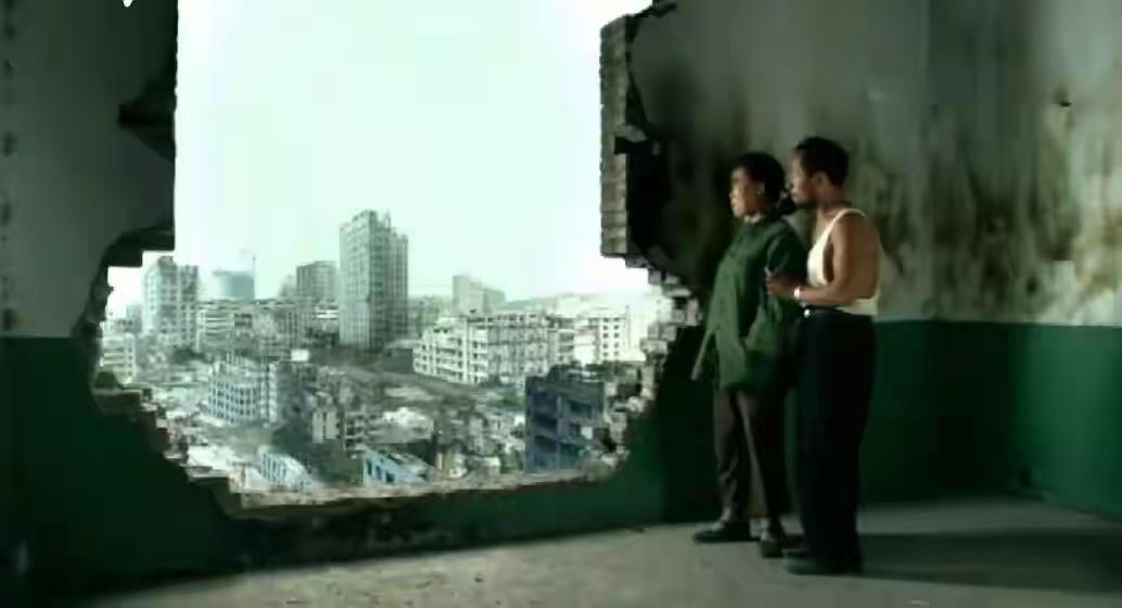 房子老了怎么办？修修补补还是推倒重来？这成了许多城市家庭心头的大事。您家小区墙皮