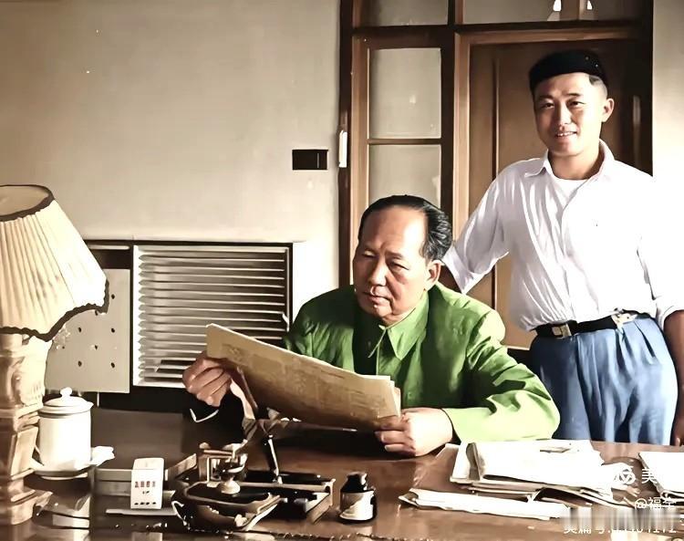 历史时光
照片拍摄于湖北武汉东湖宾馆，毛主席正坐在办公桌前阅读文件，神情专注；身