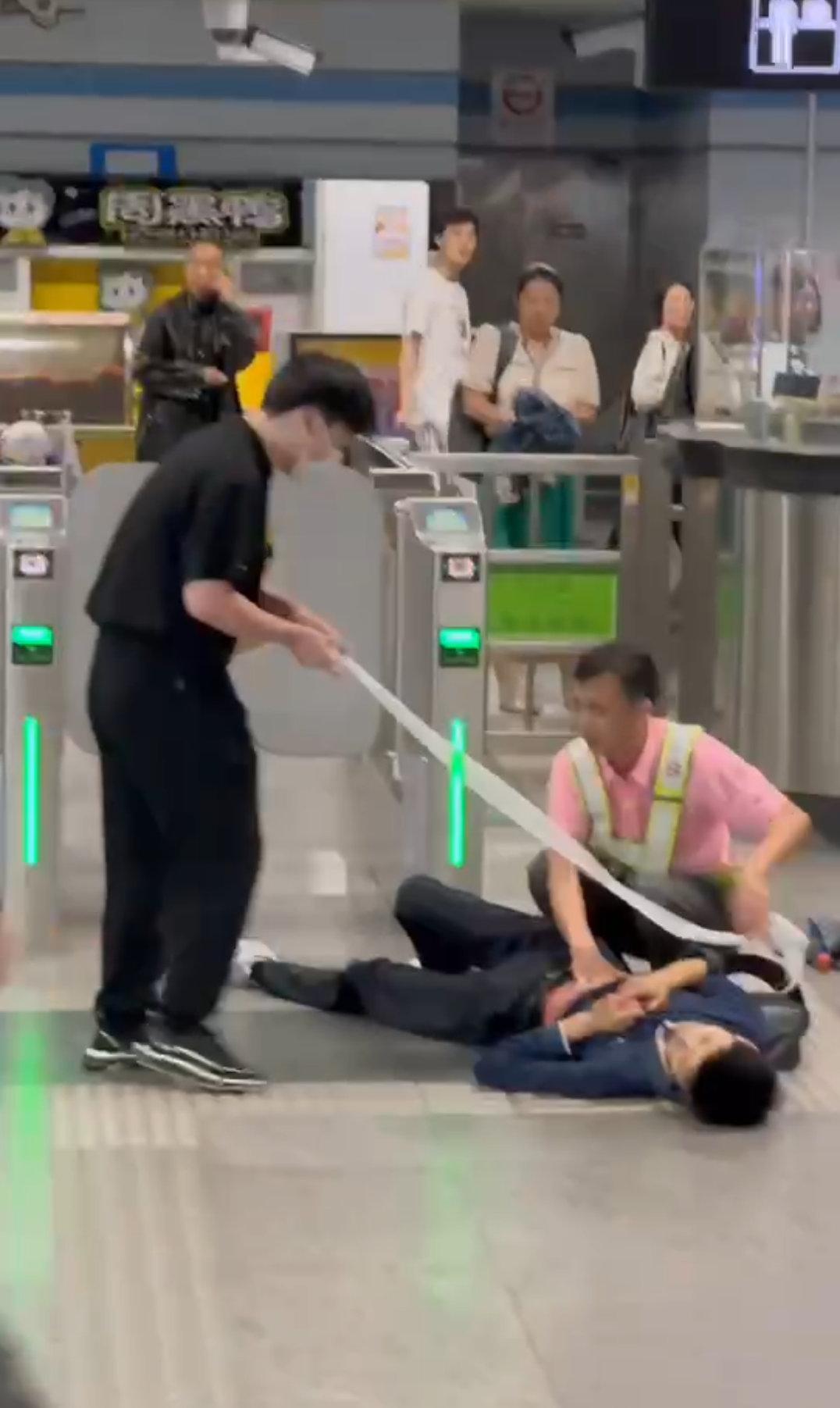 #上海地铁一男子持刀伤人 3人受伤#这个事情说明地铁安检还是很有必要的，虽然可能