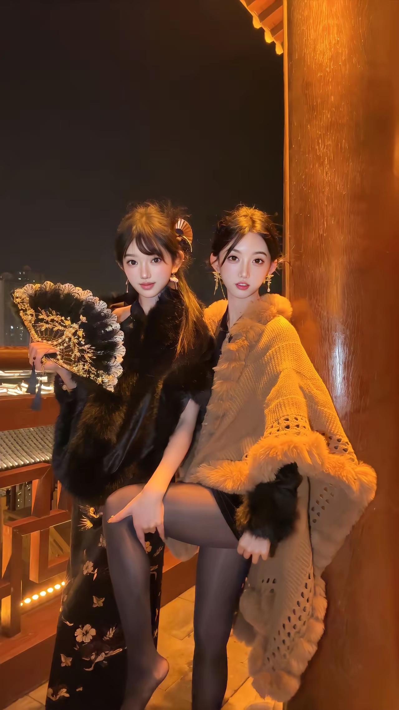 夜晚的阳台，两位仙女手持团扇，裙摆飘逸，唯美动人。