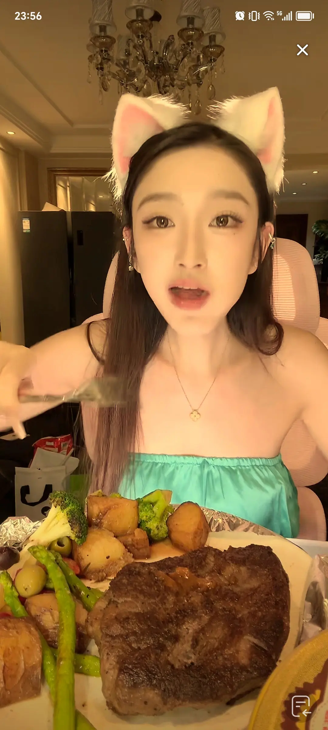 晚上一顿外卖一两千，住的酒店一晚上一千，手上蛇镯几十万，好奇她月收入…没有恶意 