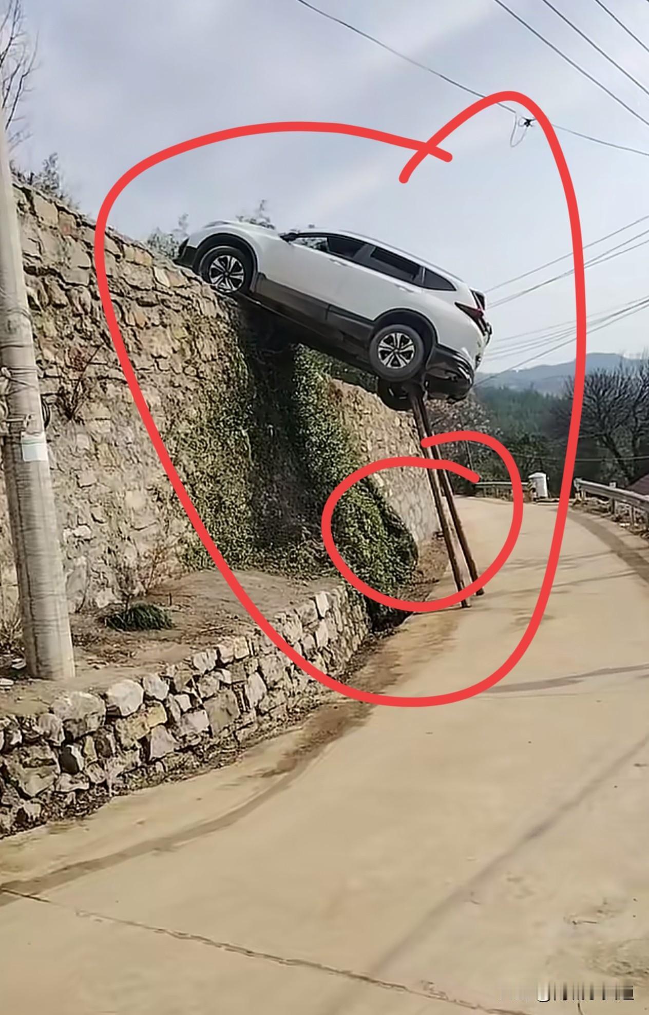 这个开车水平开到这个样，绝对国内第一，不接受反驳。有没有老司机敢挑战一下的？哈哈