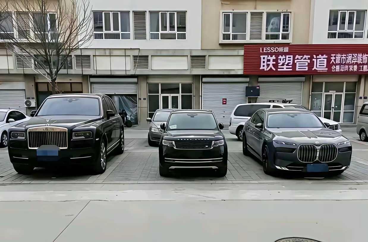 网友：“豪车”就怕对比，谁小谁尴尬，这“路虎揽活”是直接缩水了吧。。。
